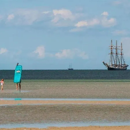 Attractive In Near The Sea 클뤼츠